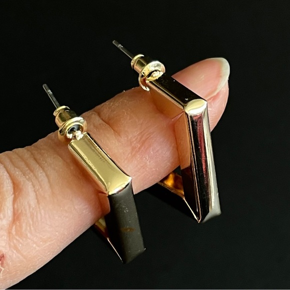 Square Gold Hoop Fashion Earrings - NWT - Picture 6 of 8